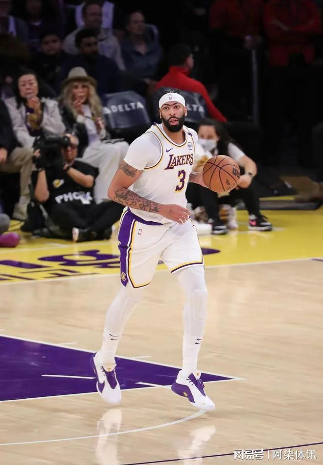 包含浓眉哥绝杀时刻，复出首战轰40分点燃赛场，刷新队史纪录迎来胜利！的词条