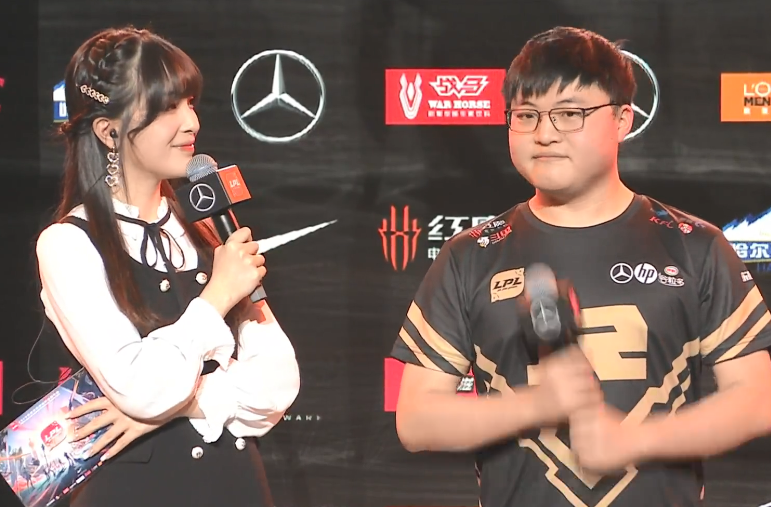 Uzi重返赛场,大比分获胜首场状态出色,拜仁观众沸腾!再创辉煌时刻