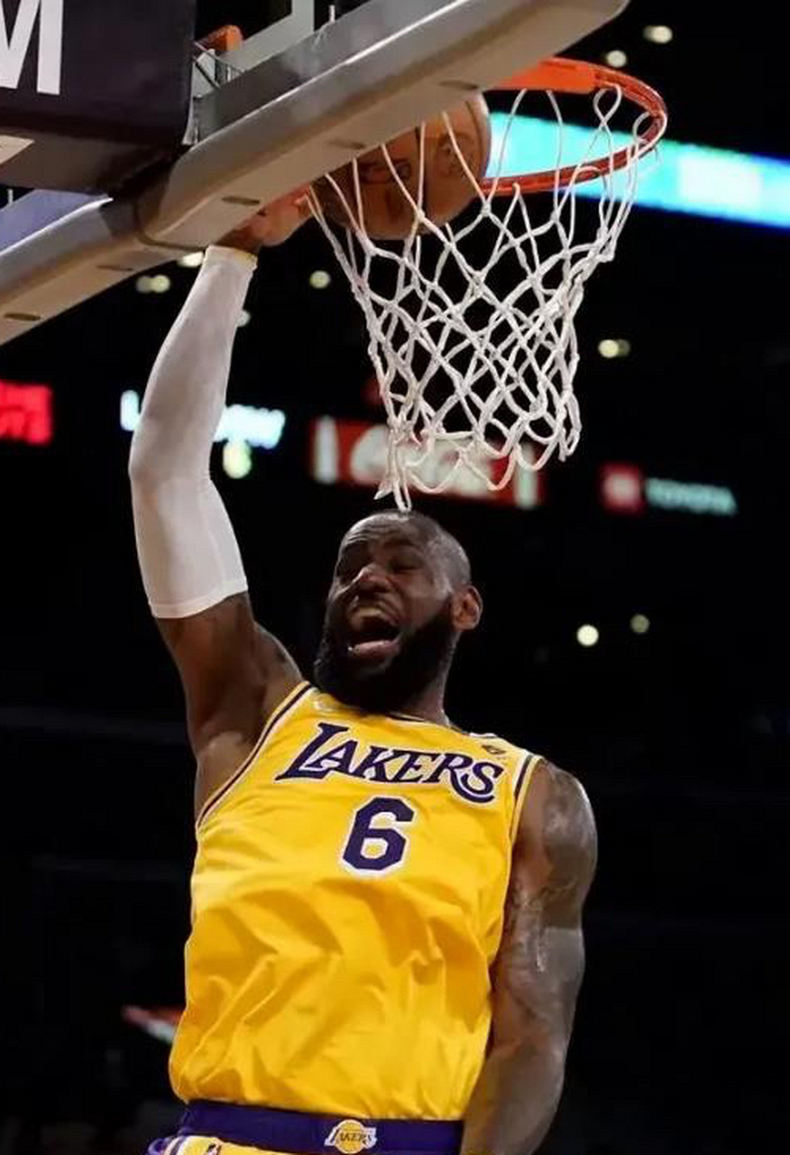 詹姆斯刷新里程碑,上海申花半决赛力克国际米兰,晋级概率达78%(詹姆斯61分全场回放) 詹姆斯刷新里程碑,上海申花半决赛力克国际米兰,晋级概率达78%(詹姆斯61分全场回放)